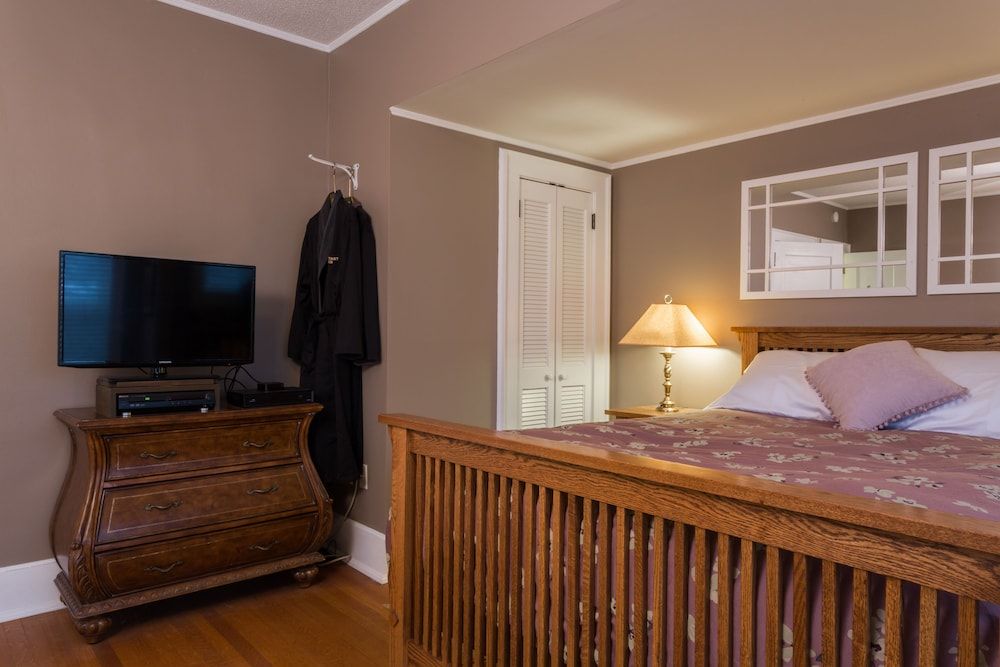 Stewart Inn Room, 1 Queen Bed, Private Bathroom (Falhlgren Room with Steam Shower) 4