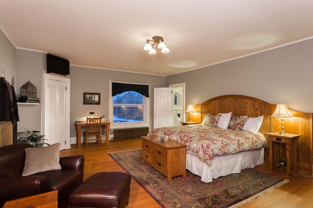 Stewart Inn Room, 1 King Bed, Fireplace (Sheldon Room with Steam Shower) 2