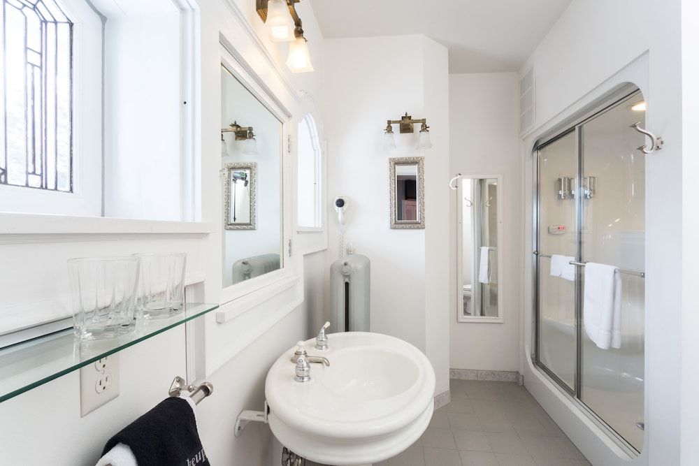 Stewart Inn Room, 1 King Bed, Fireplace (Sheldon Room with Steam Shower) 3