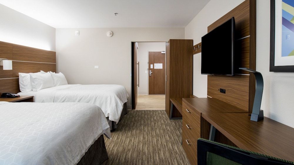 Standard Room, 1 King Bed, Accessible (Mobility, Roll-In Shower)