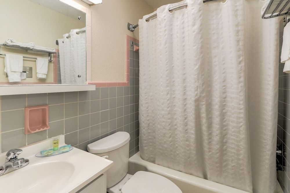 Belle Aire Motel Room, 1 Queen Bed 8