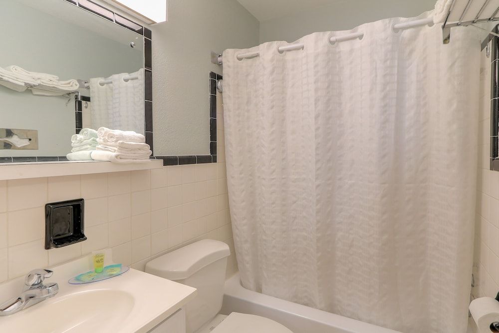 Belle Aire Motel Room, 1 King Bed, Jetted Tub 4