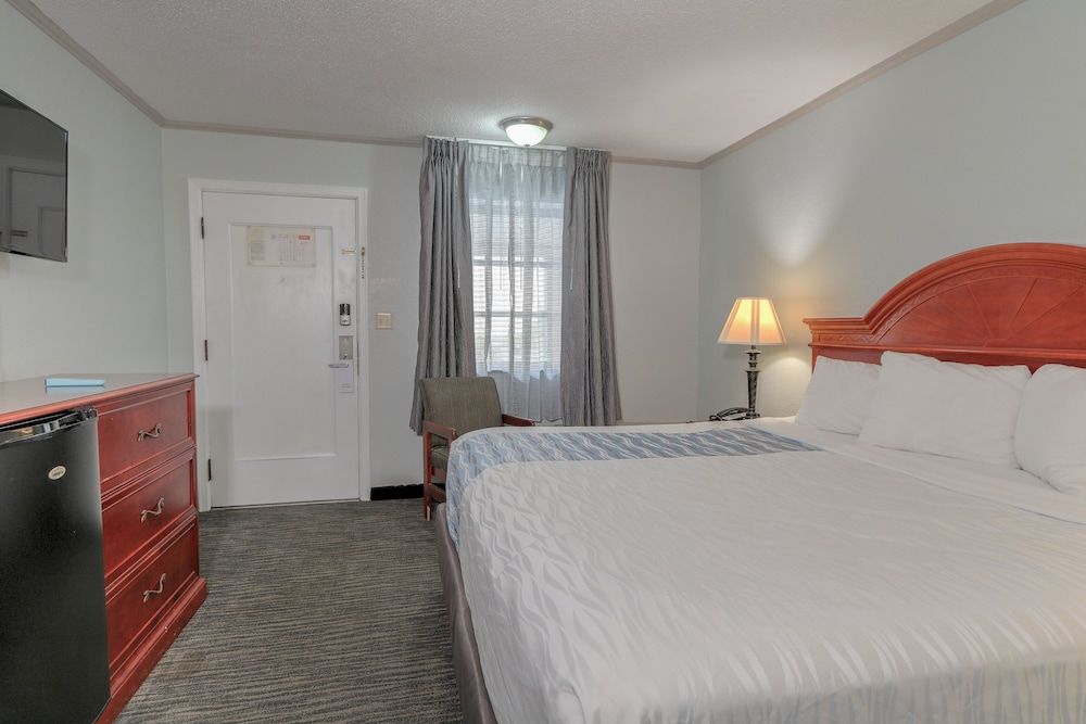 Belle Aire Motel Room, 1 King Bed 4