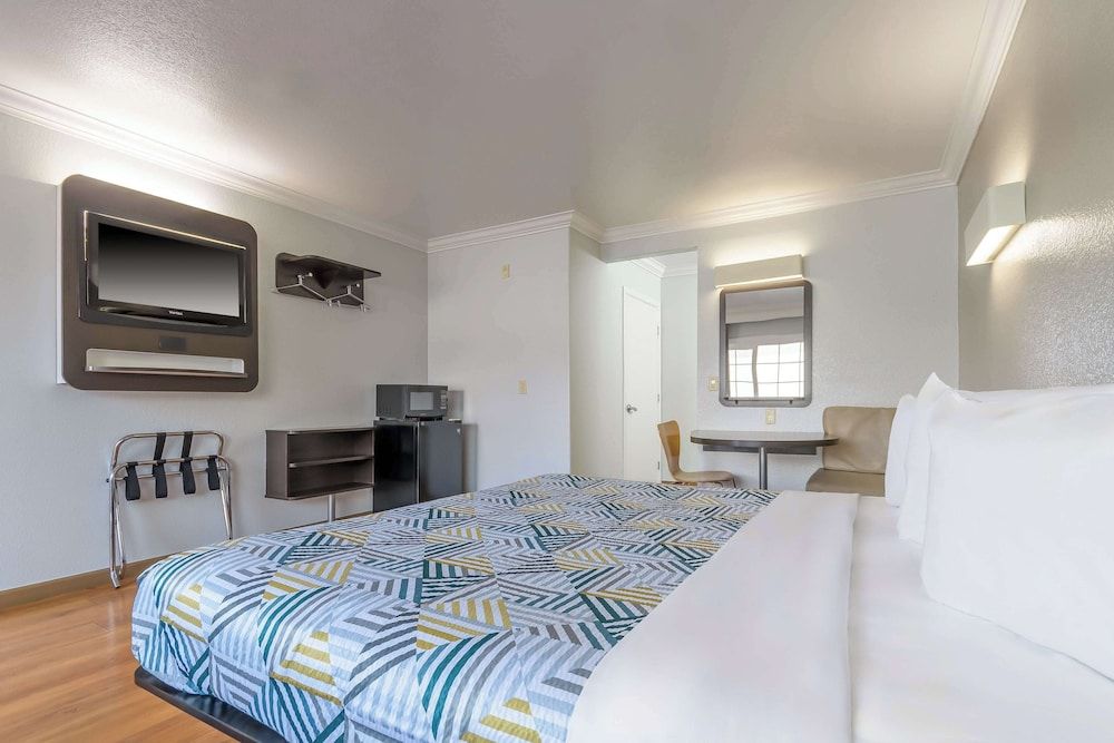 Motel 6 San Jose, CA - Convention Center Standard Room, 1 King Bed, Non Smoking, Refrigerator & Microwave 5