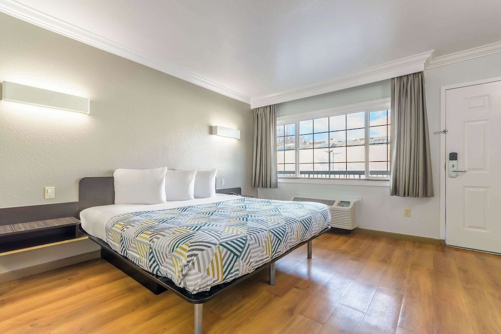 Motel 6 San Jose, CA - Convention Center Standard Room, 1 King Bed, Non Smoking, Refrigerator & Microwave 6