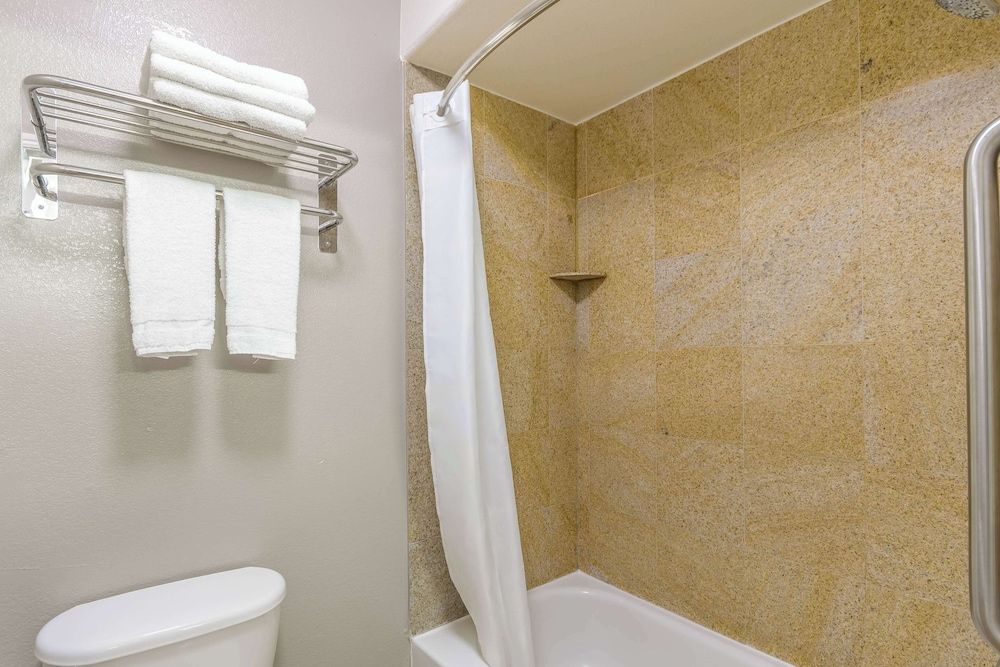 Motel 6 San Jose, CA - Convention Center Standard Room, 1 King Bed, Non Smoking, Refrigerator & Microwave 8