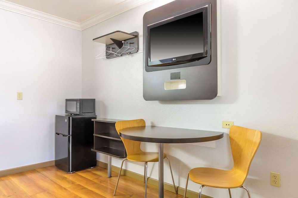 Motel 6 San Jose, CA - Convention Center Standard Room, 1 King Bed, Non Smoking, Refrigerator & Microwave 9