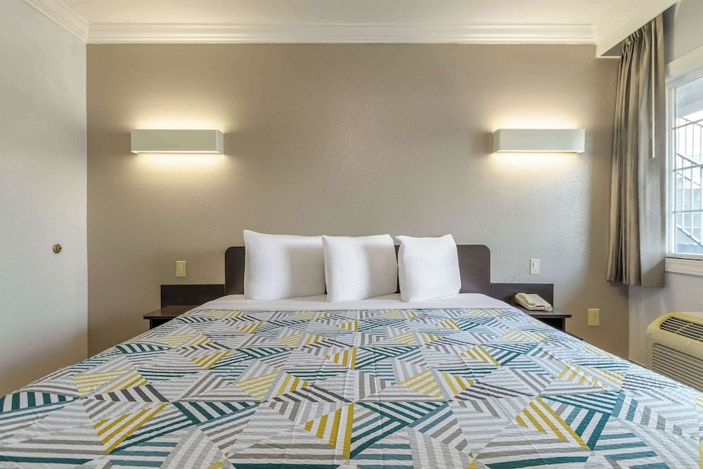 Motel 6 San Jose, CA - Convention Center Standard Room, 1 King Bed, Non Smoking, Refrigerator & Microwave 4