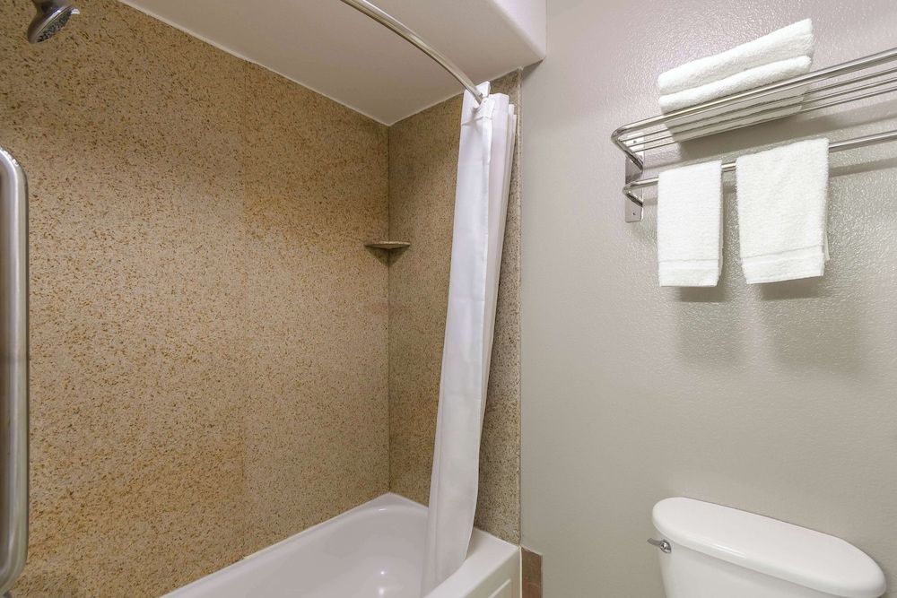 Motel 6 San Jose, CA - Convention Center Standard Room, 1 King Bed, Non Smoking, Refrigerator & Microwave 7