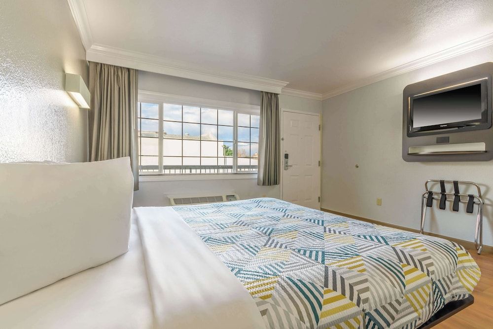 Motel 6 San Jose, CA - Convention Center Standard Room, 1 King Bed, Non Smoking, Refrigerator & Microwave