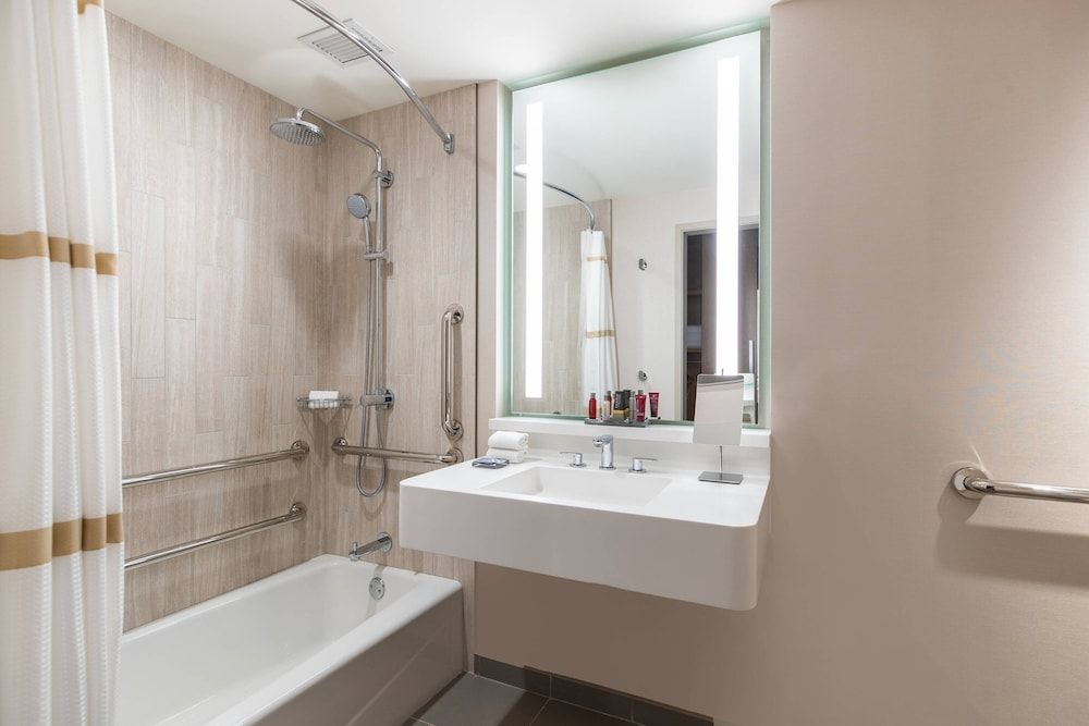 Marriott Marquis Chicago Room, 1 King Bed (Mobility Accessible, Tub) 3