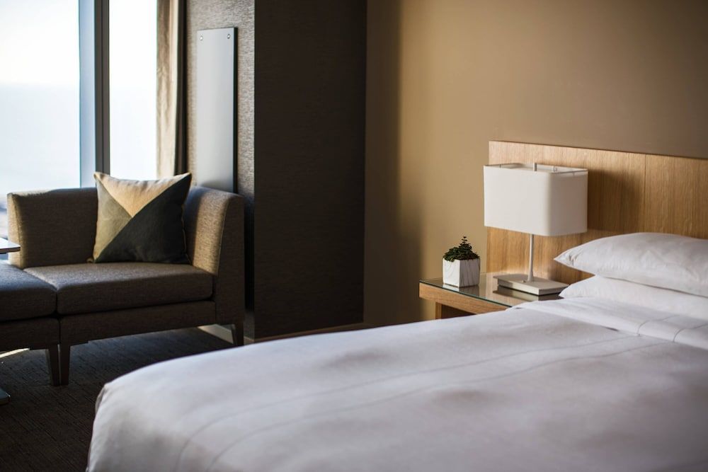 Marriott Marquis Chicago Room, 1 King Bed (Mobility Accessible, Tub) 2