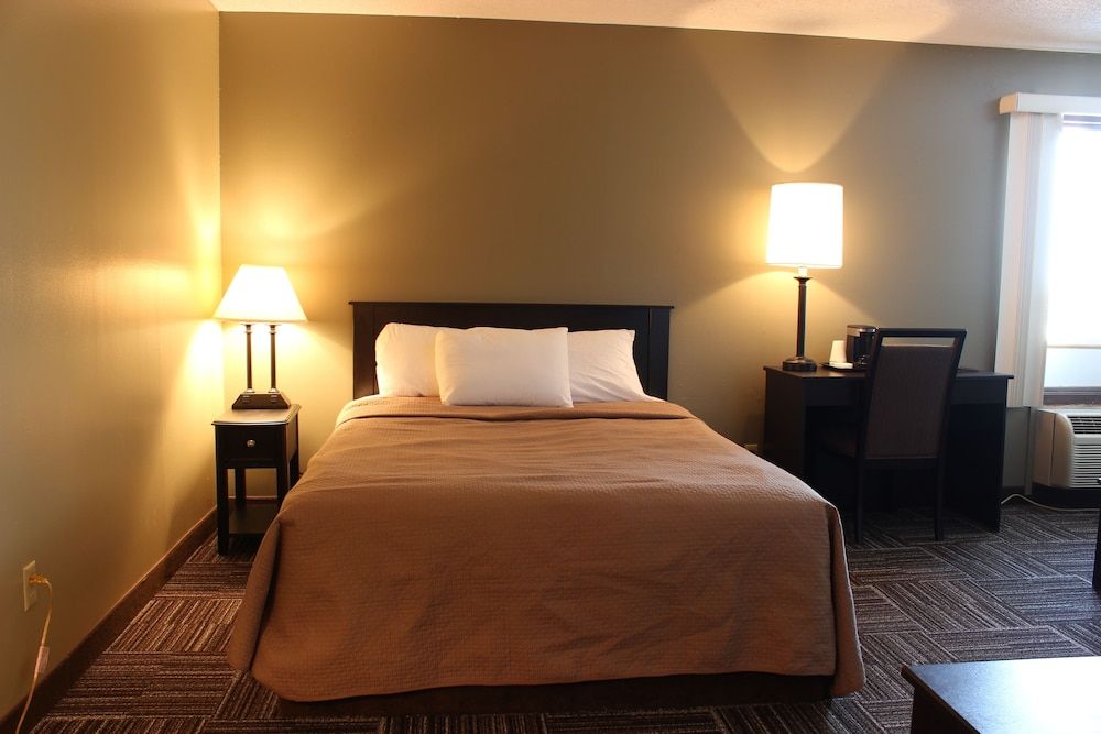 Sunlac Inn Devils Lake Superior Queen 2