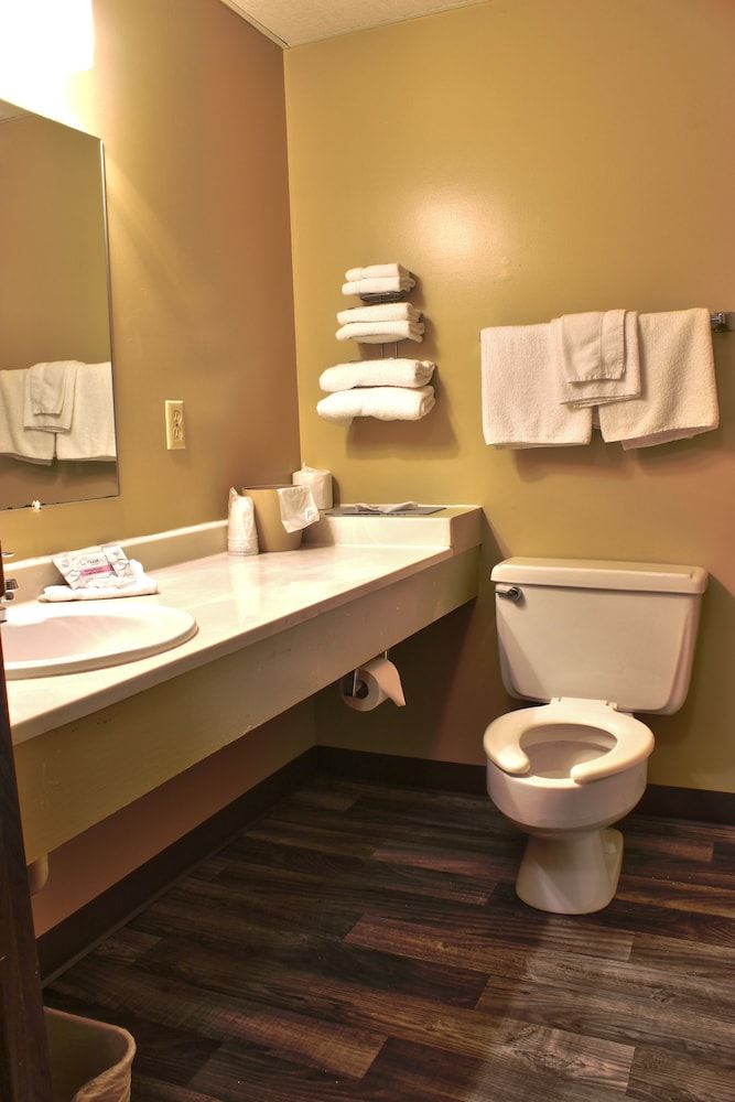 Sunlac Inn Devils Lake Superior Suite Double 4