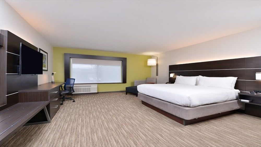 Standard Room, 1 King Bed, Roll-in Shower