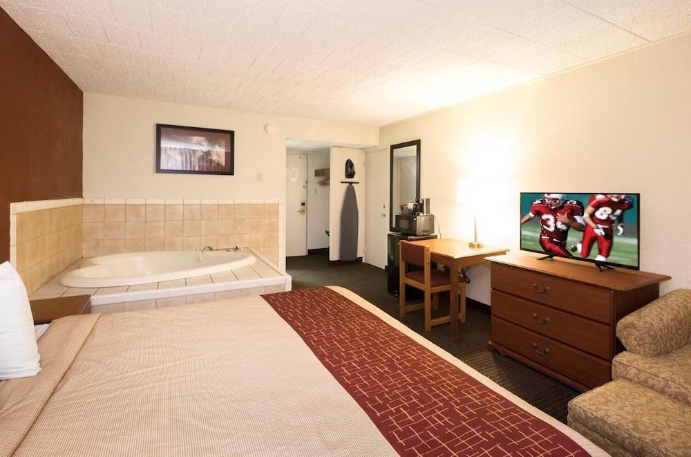 Days Inn by Wyndham Williamsport Deluxe Room, 1 King Bed, Non Smoking 3