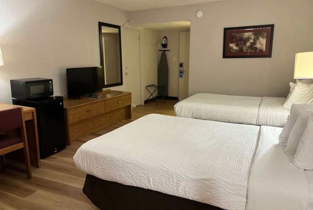 Days Inn by Wyndham Williamsport Room, 2 Double Beds, Accessible, Non Smoking (Mobility, Bathtub w/Grab Bars) 4