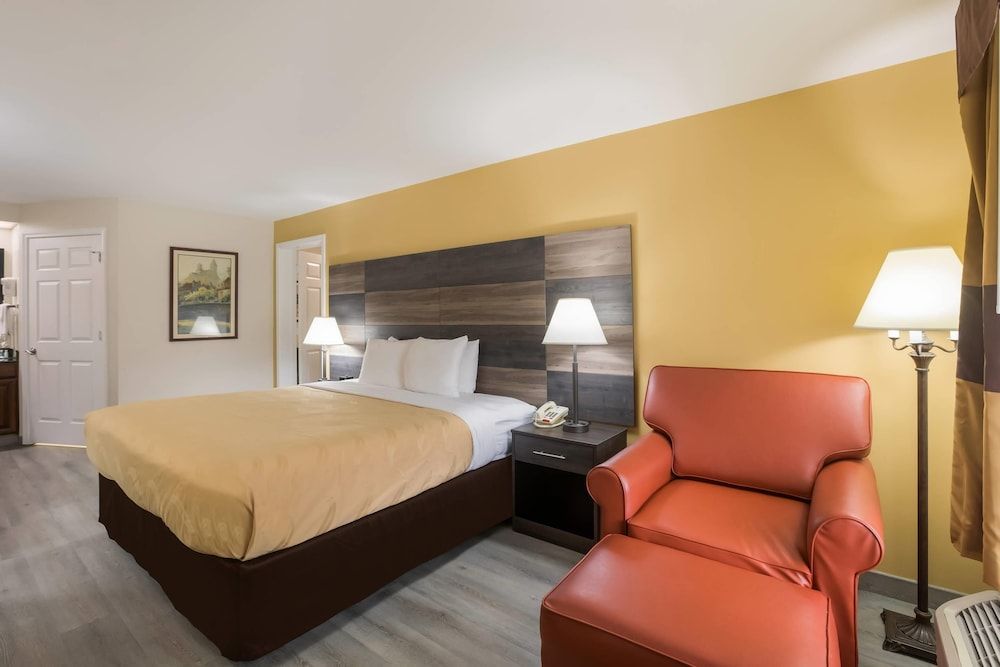 Suite, 1 King Bed with Sofa bed, Non Smoking