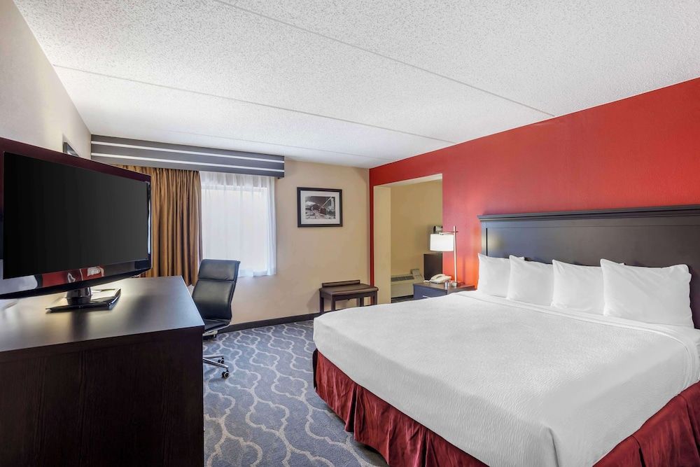 Suite, 1 King Bed, Accessible, Jetted Tub (No Pets in room type)
