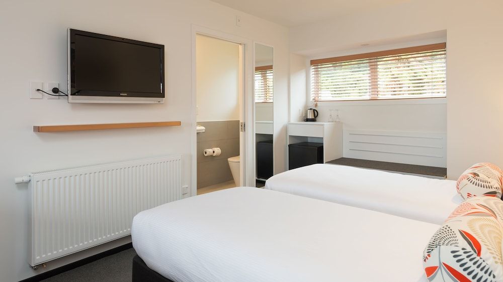 Interconnecting Room 1 Queen + 2 Singles