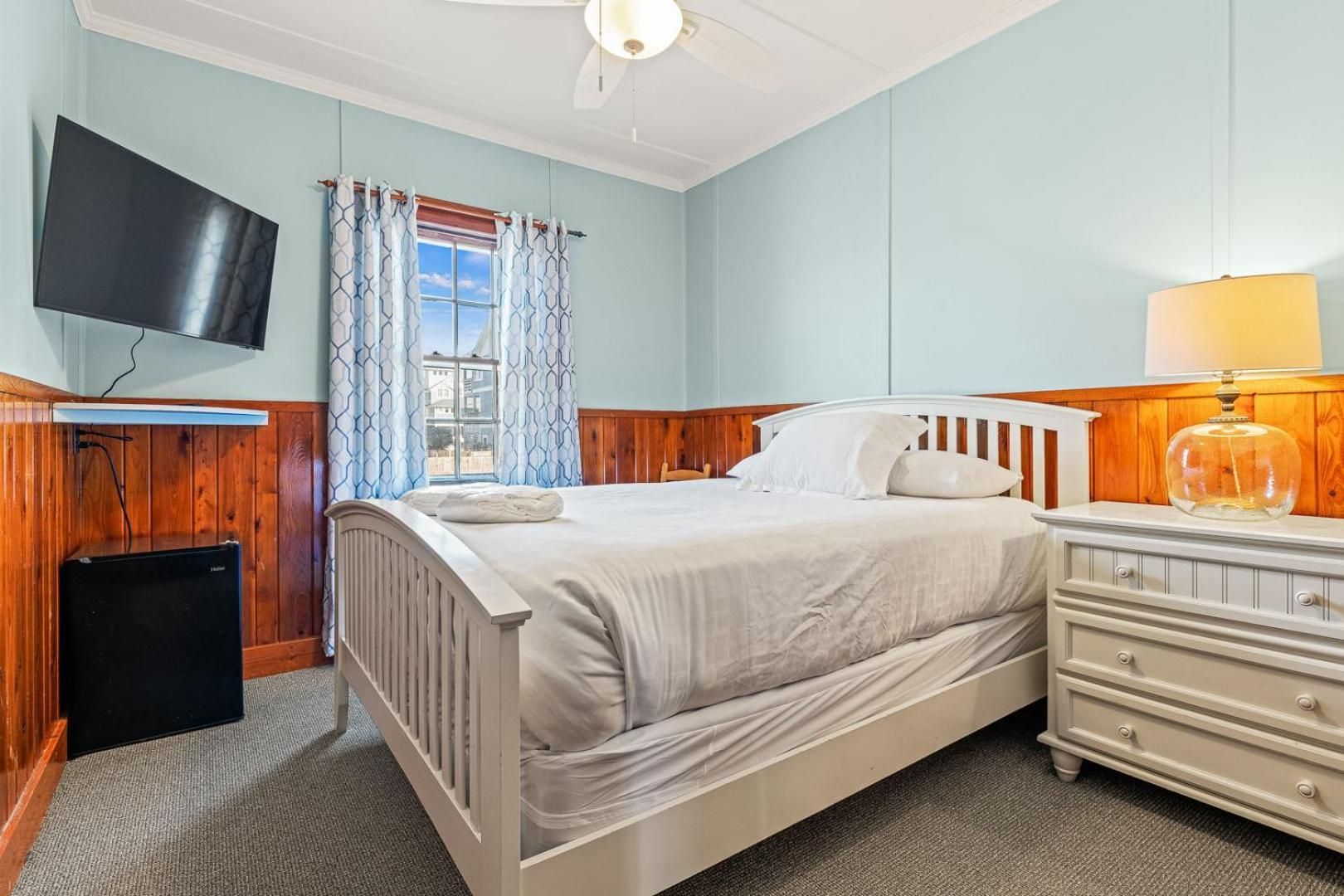 Nags Head Beach Inn by KEES Vacations Superior Queen Room 2