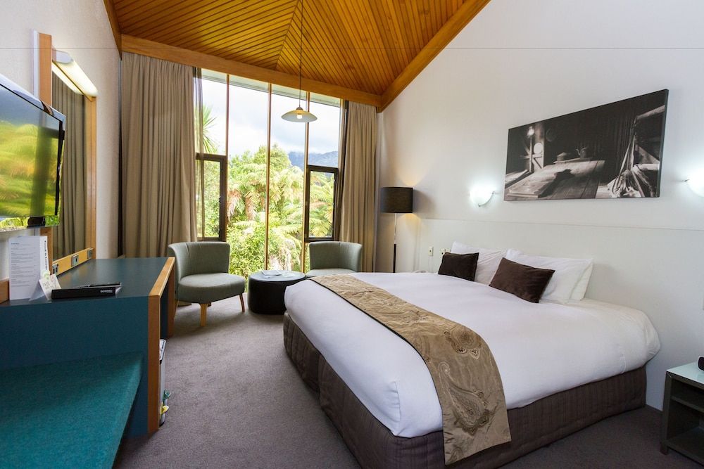 Scenic Hotel Franz Josef Glacier Superior Room, 1 King Bed 4