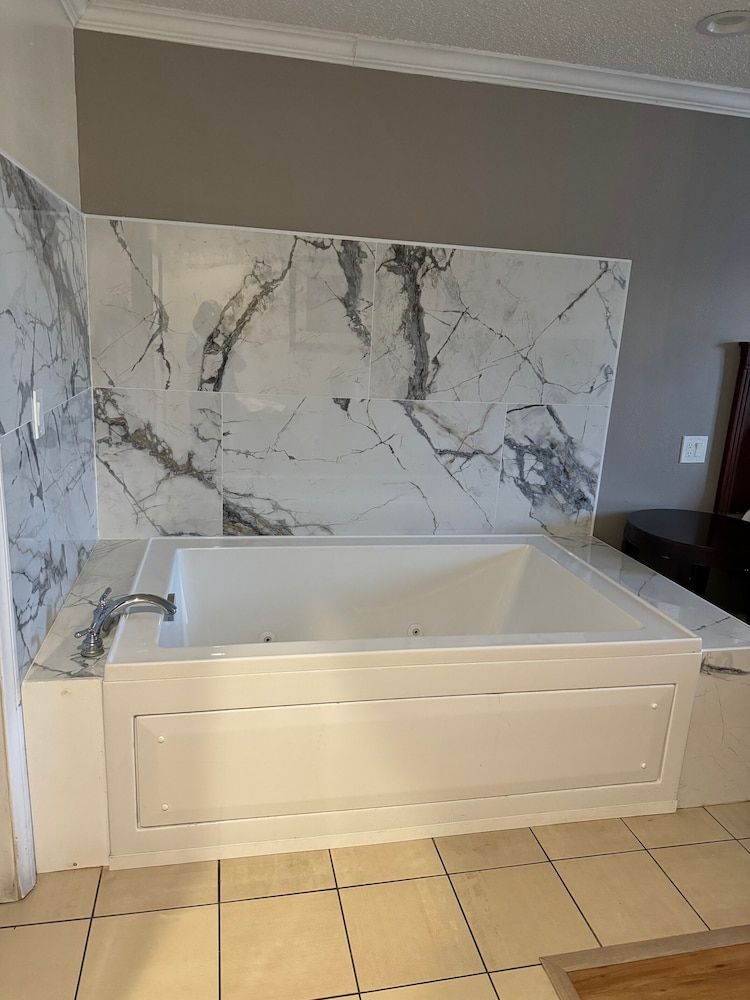 National Inn Garden Grove Deluxe Room, Jetted Tub 4