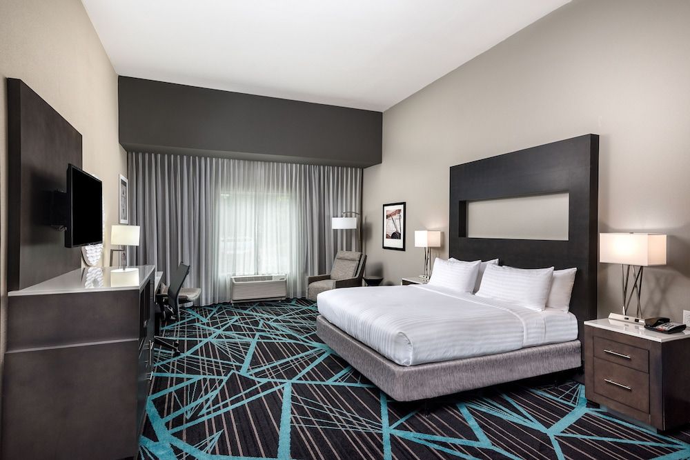 Standard Room, 1 King Bed, Accessible (Communication, Roll-In Shower)