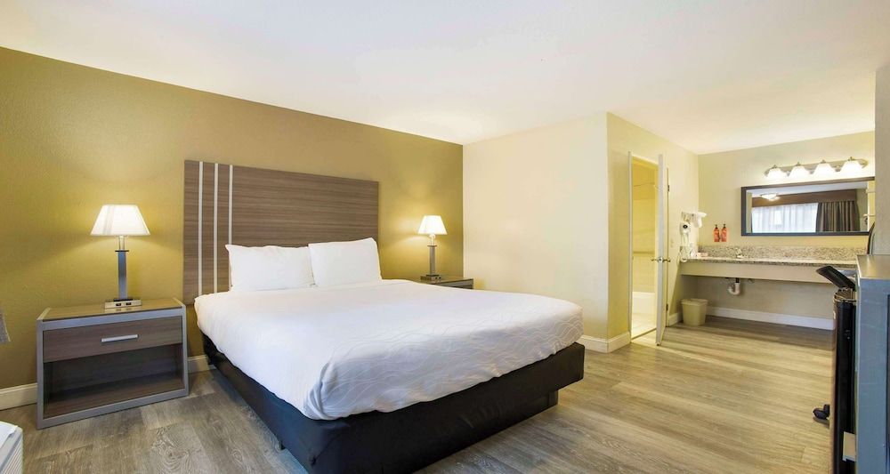 Standard Room, 1 King Bed, Balcony, Garden View