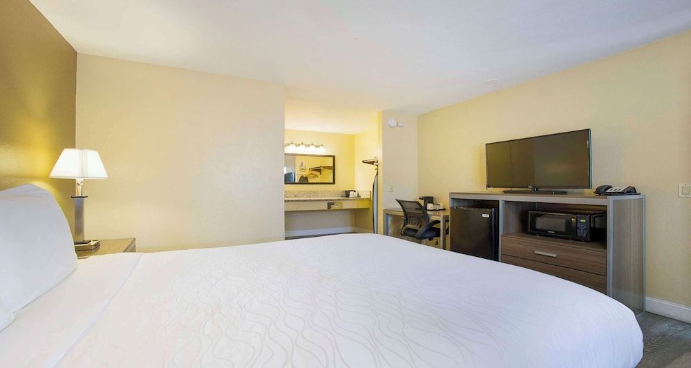 Standard Room, 1 King Bed, Balcony, Garden View