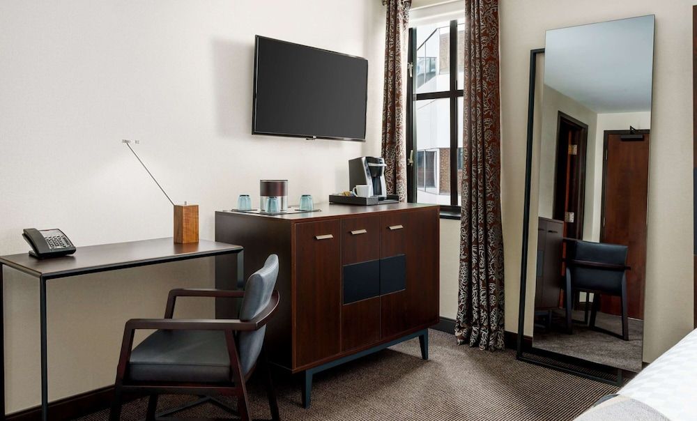 Joinery Hotel Pittsburgh, Curio Collection by Hilton Room, 1 Queen Bed (Compact) 5