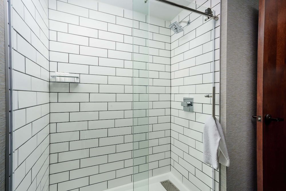 Joinery Hotel Pittsburgh, Curio Collection by Hilton Room, 1 Queen Bed (Compact) 4