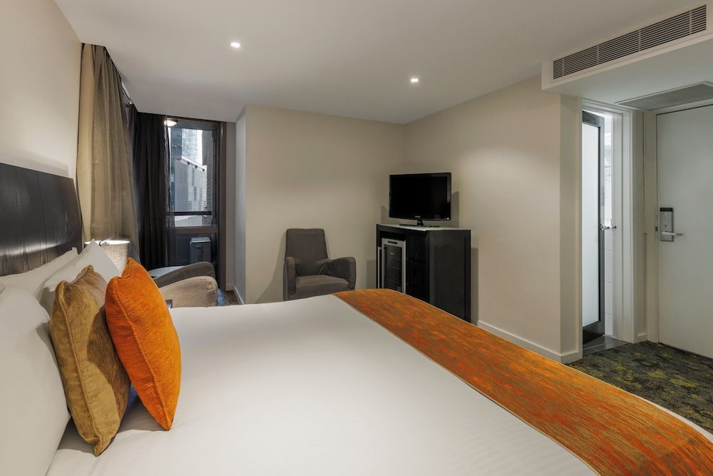 Hotel Grand Chancellor Melbourne Classic Queen Room 5