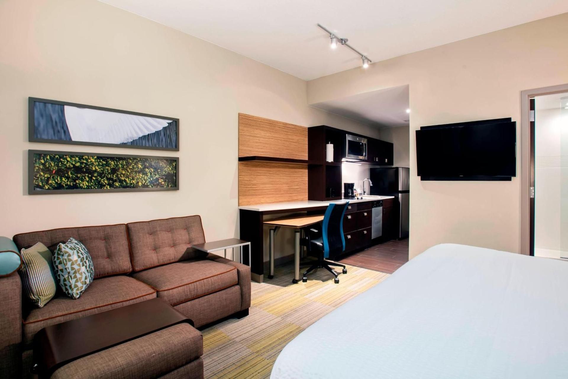 King Studio with Sofa Bed - Hearing Accessible