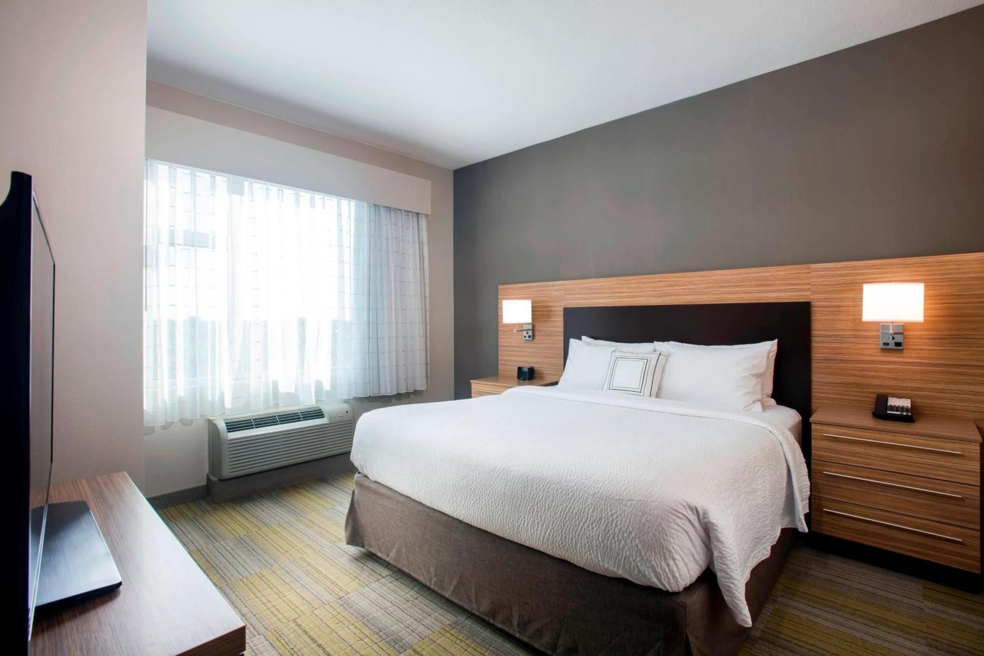 1 Bedroom Suite, 1 King, Sofa bed (Mobility Accessible w/Tub)