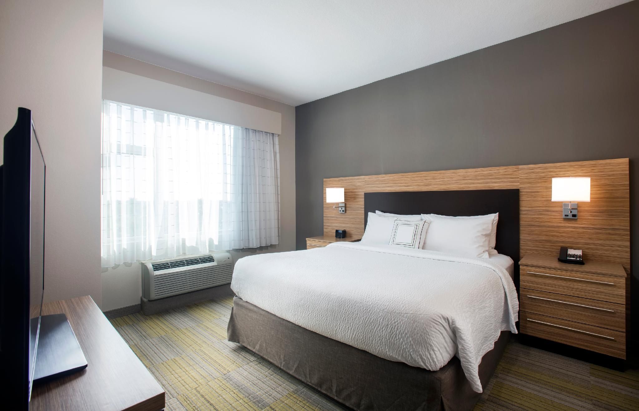1 Bedroom Larger Suite, 1 King, Sofa bed, Corner room