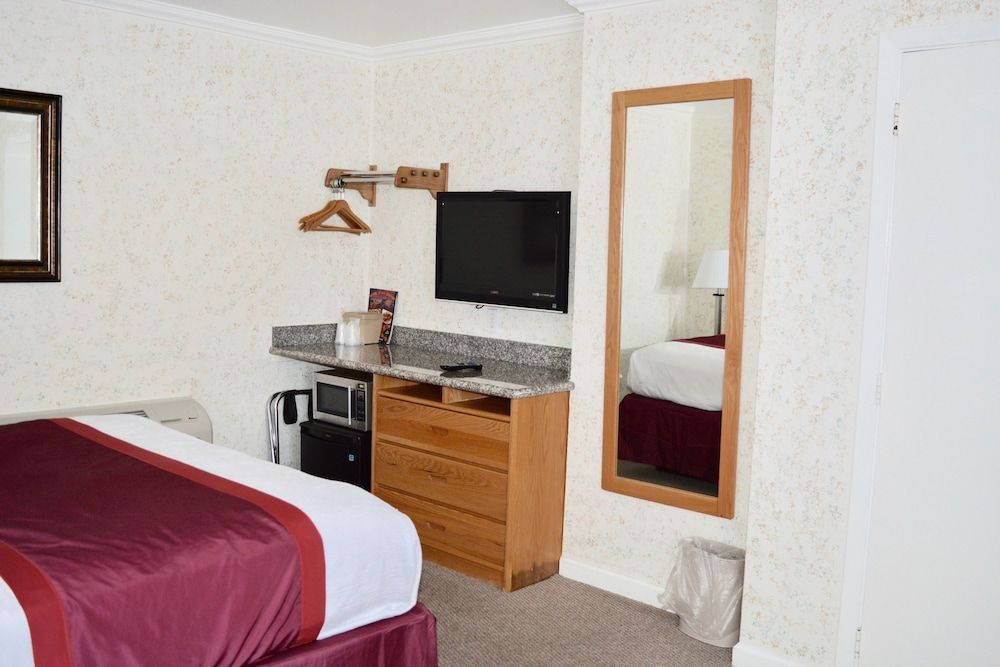 Travelers Inn Standard Room, 1 Queen Bed 3