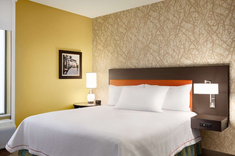 Studio, 1 King Bed, Accessible (Roll-In Shower)