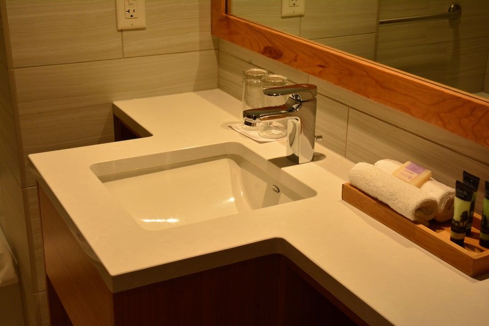 Banff Ptarmigan Inn Superior Room 2 Queens 5