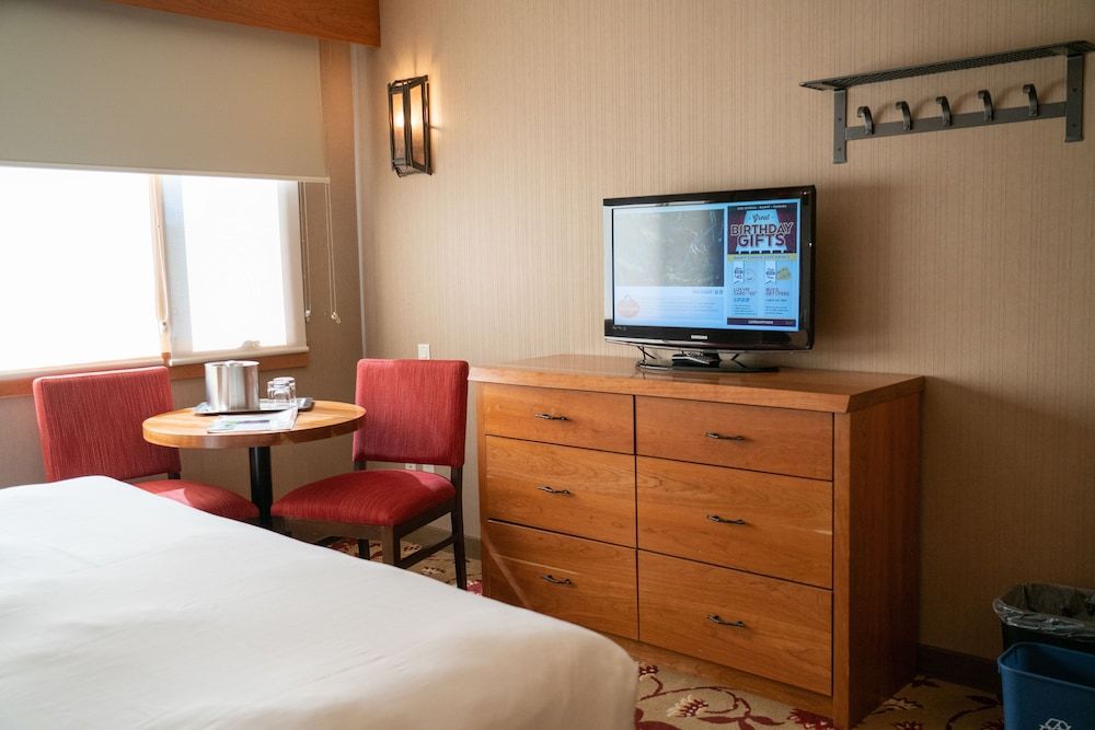 Banff Ptarmigan Inn Superior Room 2 Queens 7