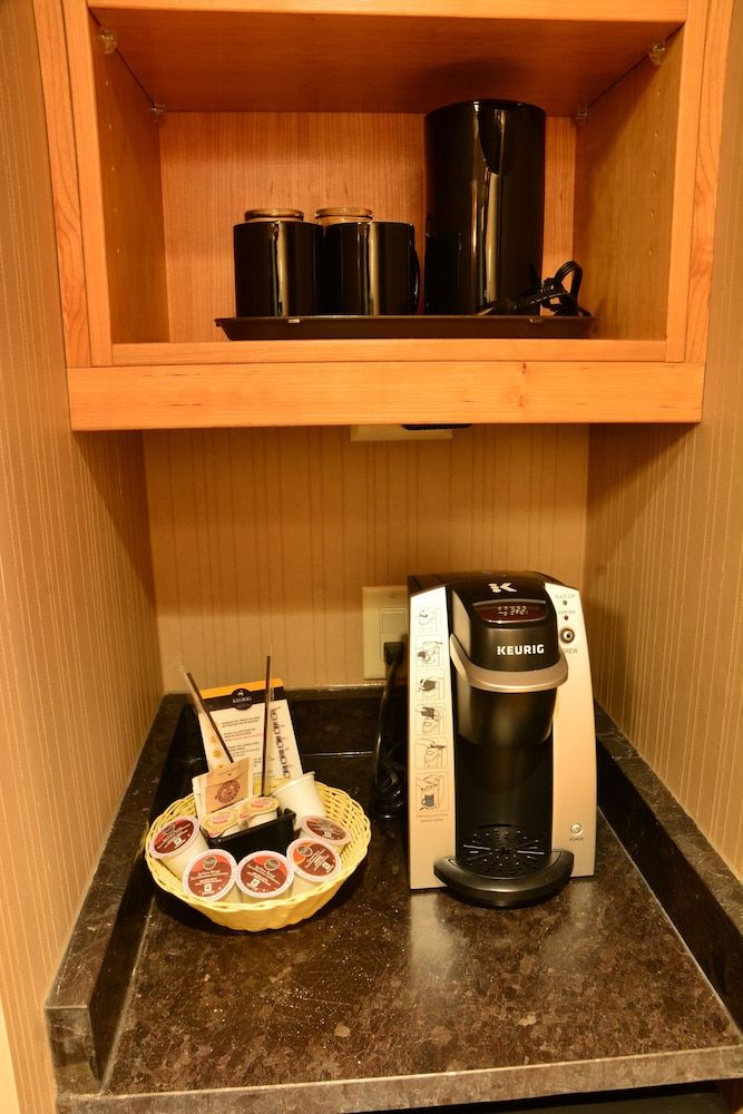 Banff Ptarmigan Inn Superior Room 2 Queens 6