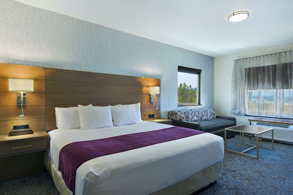 Oxford Suites Sonoma County