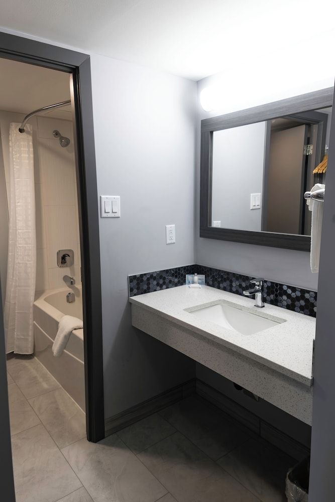 Paradise Inn & Conference Centre Business Room, 1 King Bed, Non Smoking 7