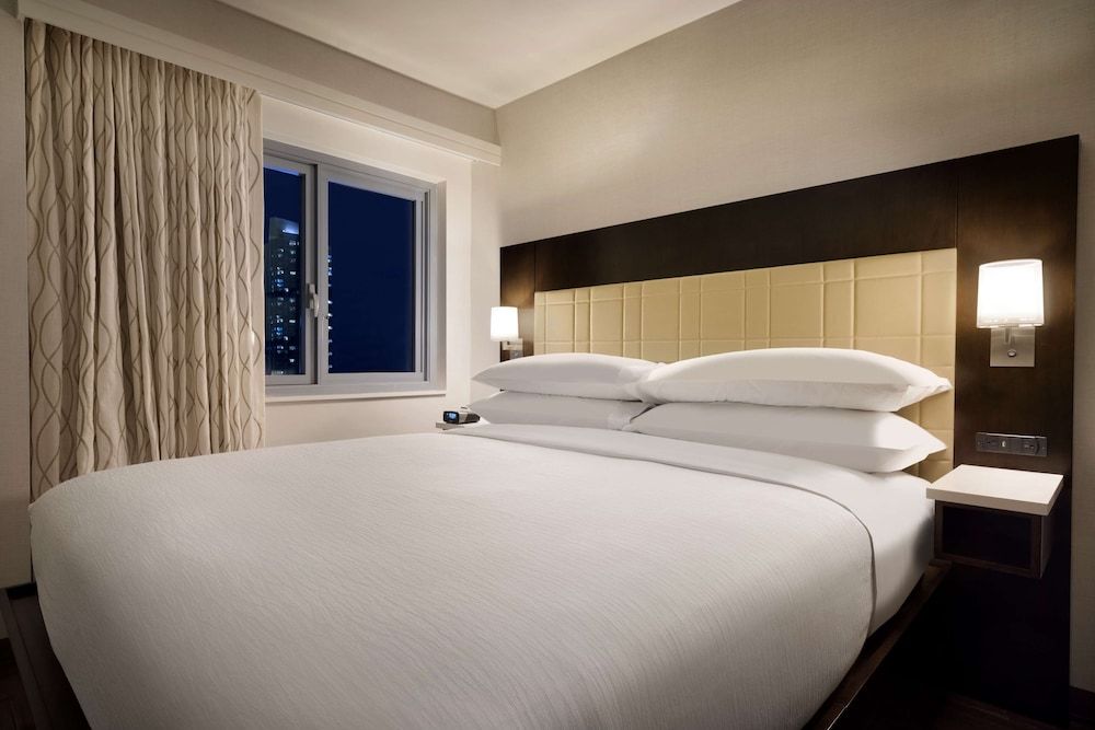 1 King Bed Sky View Hearing Accessible