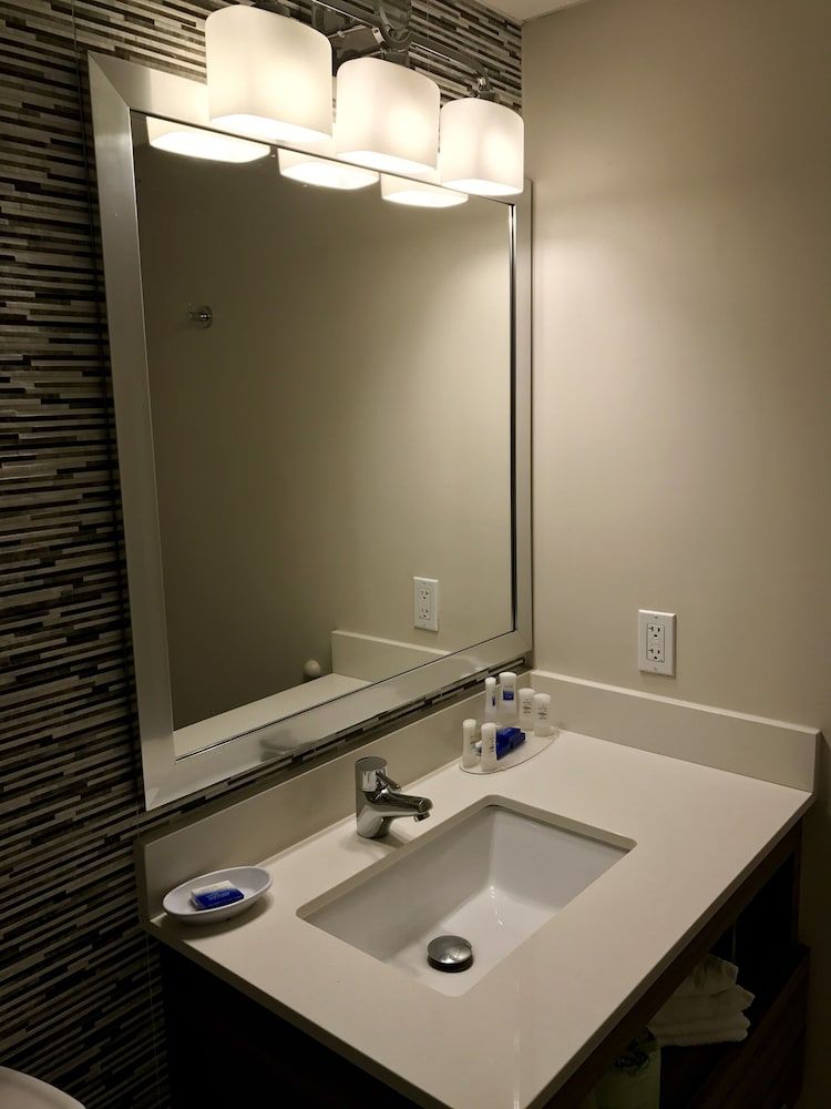 Best Western Plus Brooklyn Bay Hotel Standard Room, 1 King Bed, Non Smoking 8