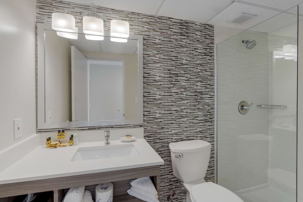 Best Western Plus Brooklyn Bay Hotel Standard Room, 2 Queen Beds, Accessible, Non Smoking 4