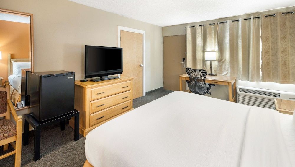 Pearl on the Concho Standard Suite, 1 King Bed with Sofa bed (King with Sofabed Interior Facing) 3