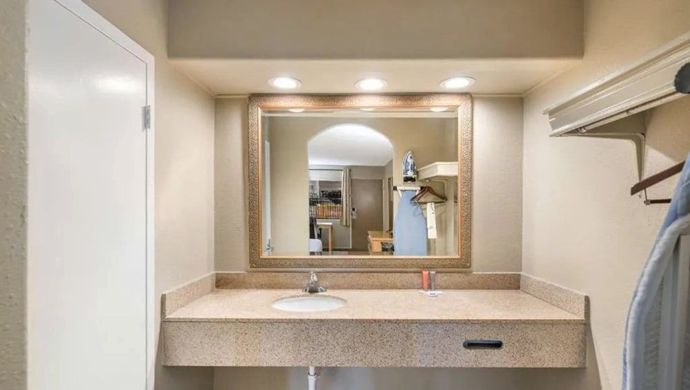 Pearl on the Concho Standard Suite, 1 King Bed with Sofa bed (King with Sofabed Interior Facing) 5