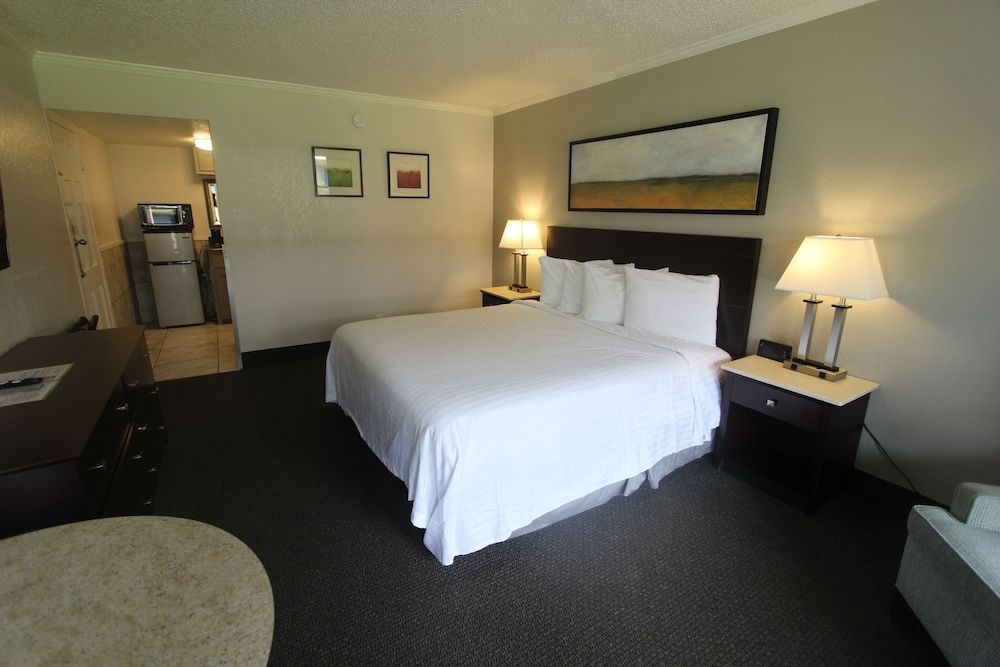 At Home Inn & Suites Standard Room, 1 King Bed (Exterior Corridor) 7