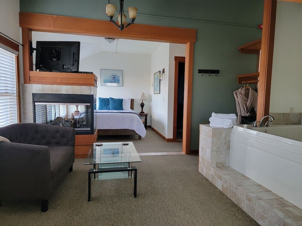 Signature Suite, 1 Queen Bed, Jetted Tub